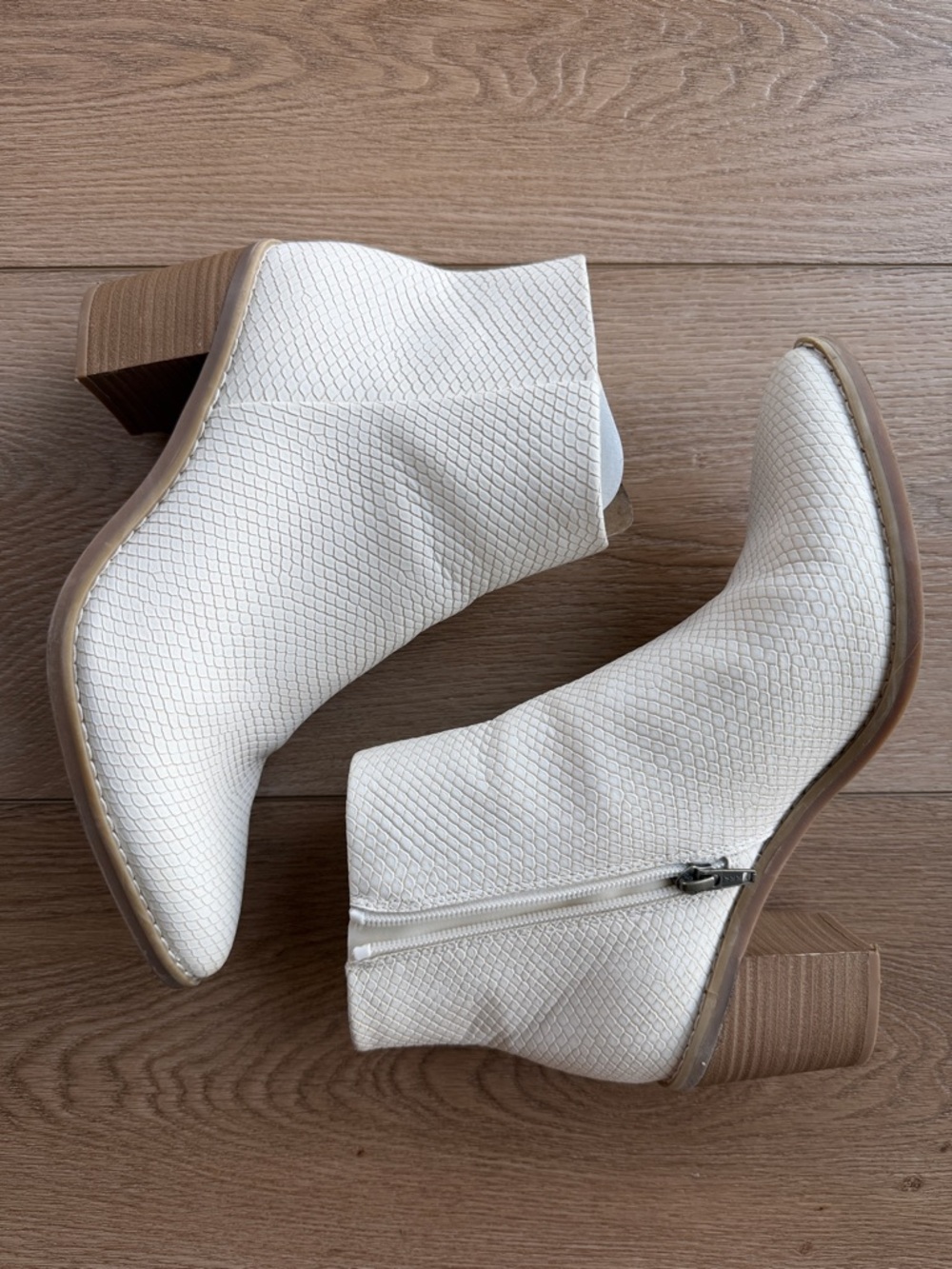 Universal Thread White Textured Ankle Booties with Block Heel